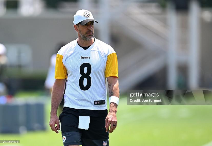 Steelers’ Aaron Rodgers Compares Acrisure Stadium Grass to a “Dump” After Miles Killebrew Suffers Serious Injury and Is Hospitalized